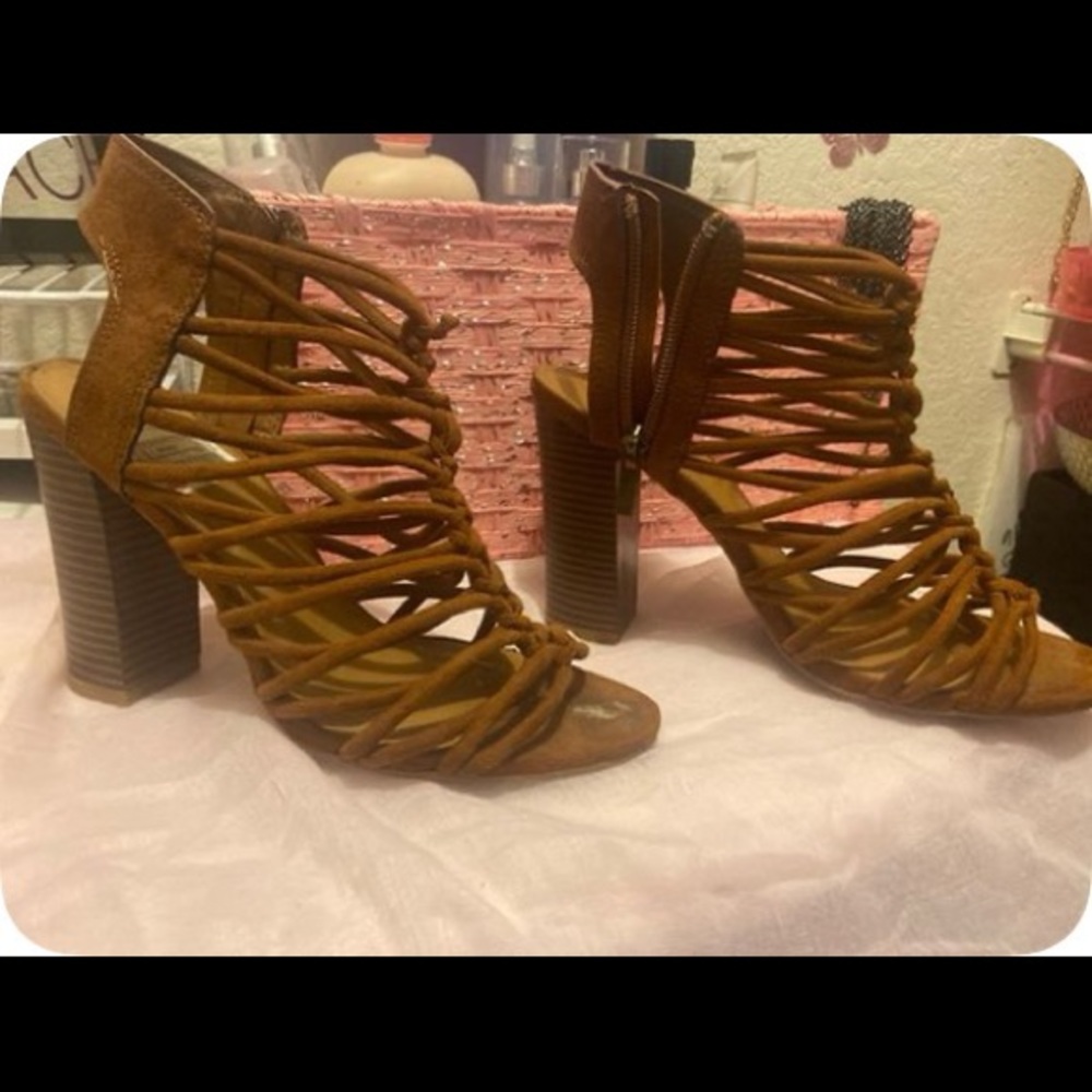 Open toed sandal heel